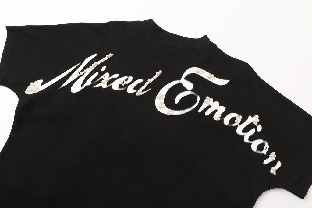 MIXED EMOTION Pearl Script Graphic T-Shirt